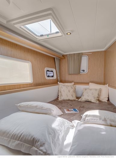Bow port cabin