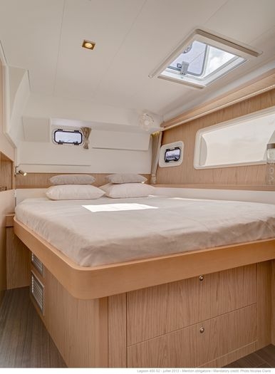 Stern port cabin