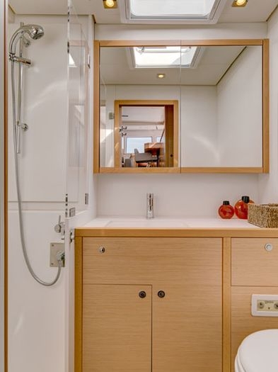 Forward starboard cabin bathroom