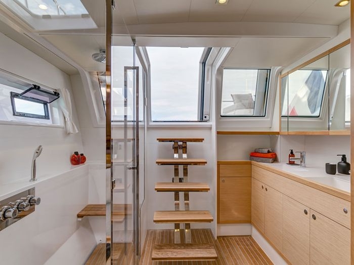 Aft starboard owner bathroom
