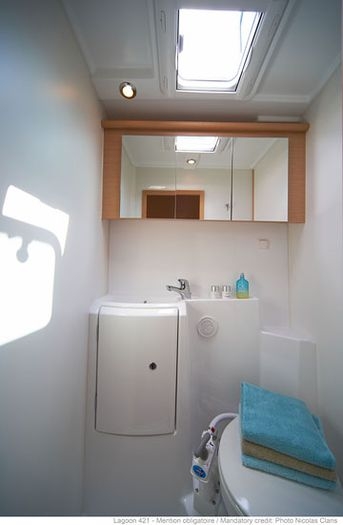 Forward starboard bathroom