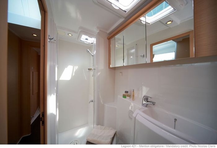 Aft starboard bathroom