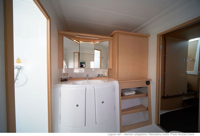 Port hull - Owner bathroom