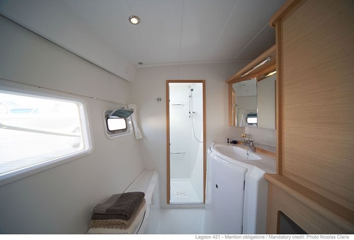 Port hull - Owner bathroom