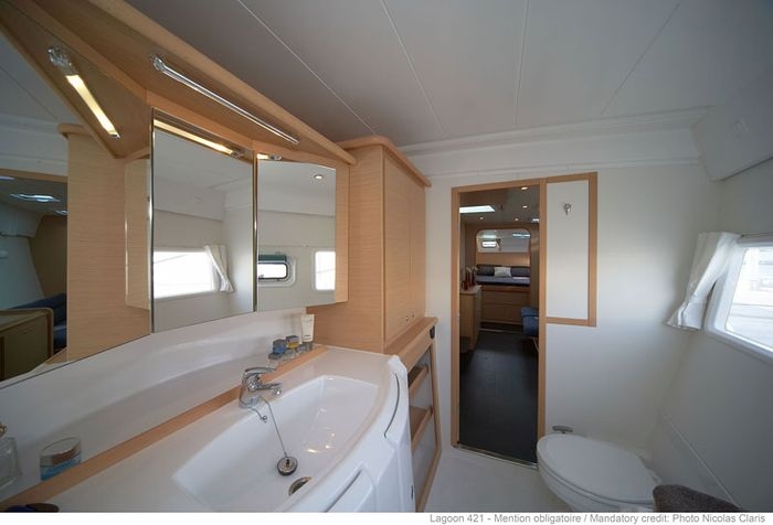 Port hull - Owner bathroom