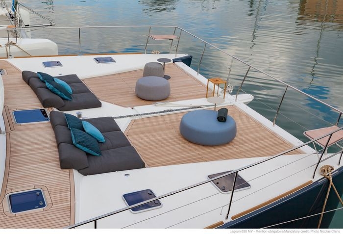 Option Forward platform in teak wood