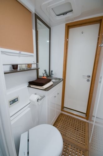 Aft starboard bathroom