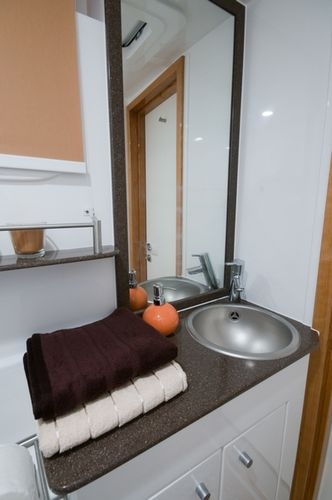 Aft starboard bathroom